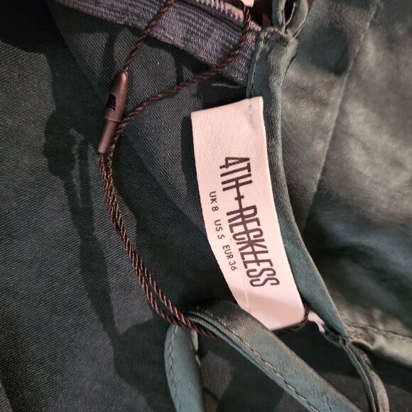 4th Reckless Low back Green gown - Picture 5 of 8